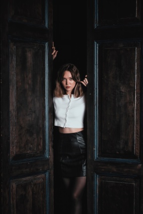 黑色皮短裙丝袜美女图片